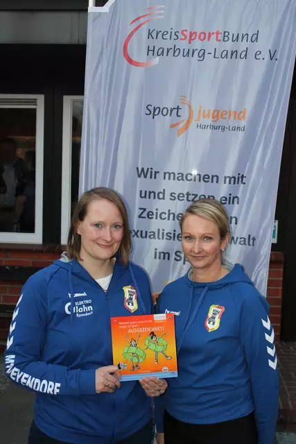 Freude über die Auszeichnungs-Plakette: Farina Petersen (li.) und Anika Wolf fungieren als Vertrauenspersonen beim Schutzkonzept des MTV Eyendorf | Foto: ce
