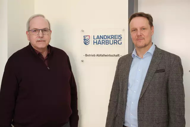 Michael Kröger (re.) übernimmt die Leitung der Abfallwirtschaft des Landkreises Harburg von Frank Sameluck | Foto: Landkreis Harburg