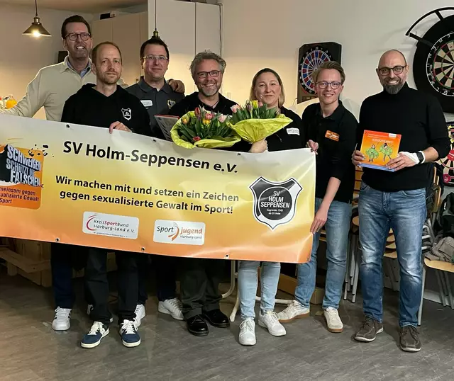 Freude bei der Preisübergabe (v. li.): Bernhard Unger (Ortsbürgermeister Holm-Seppensen), Henrik Behrndt (Vorsitzender SV Holm-Seppensen), Sebastian Lühr (stellvertretender Vorsitzender Kreissportbund Harburg-Land),  Kenneth Dittmann-Haselhorst (Berater Präventionskonzept), Nadine Becher (Tandem und Referentin KSB), Jeroen Eversen (Vorstand Sportjugend Niedersachsen) und Saad Fidaoui (Vorstand SV Holm-Seppensen mit Schwerpunkt Präventionskonzept) | Foto: Verein