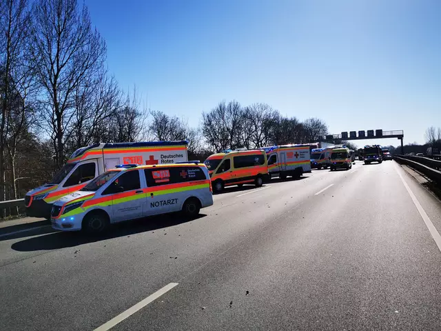 Die Winsener Rettungsleitstelle alarmierte zur Rettung und Versorgung der Unfallbeteiligten auch drei Rettungswagen und dem Notarzt des DRK  | Foto: Remon Hirschmeier, FF Maschen