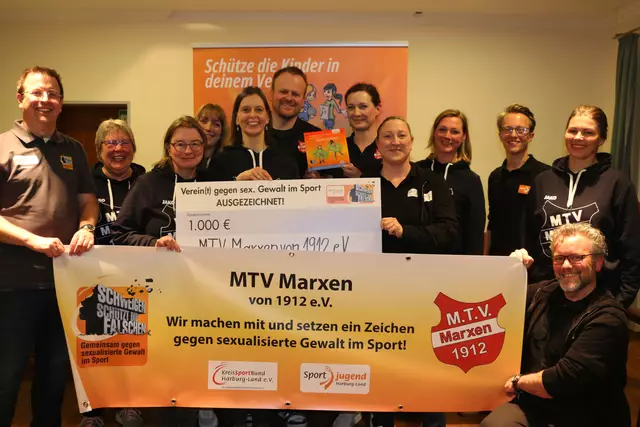 Freude über die Auszeichnung für das Schutzkonzept: der Vorstand des MTV Marxen mit Sebastian Lühr (li., stv. Vorsitzender KSB), Jeroen Eversen (2. v. re., Sportjugend) sowie den KSB-Referenten Nadine Becher (hi. re.) und Kenneth Dittmann-Haselhorst (vorne re.) | Foto: Franziska Schulthoff