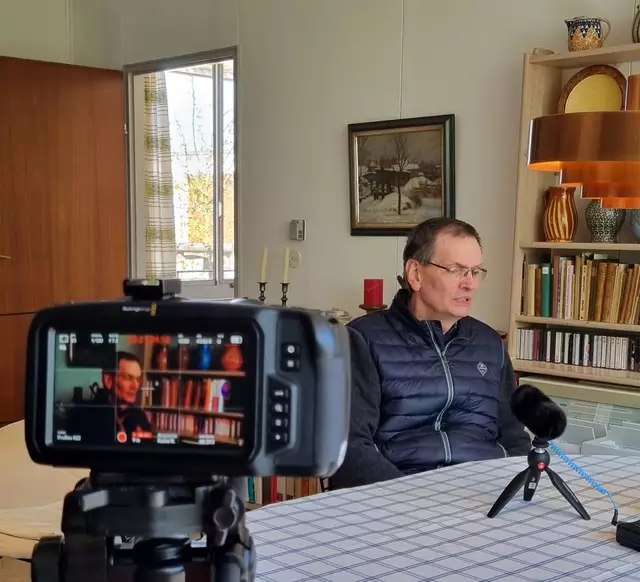 Matthias Gröll berichtet im Quelle-Fertighaus, seinem Elternhaus, dem Museumsteam wertvolle Informationen über das Bauen und Wohnen in den 1960er und 70er Jahren. Er führt Interessierte am 6. April, 13. Juli, 10. August und 7. September durch das Haus am Kiekeberg. | Foto: FLMK