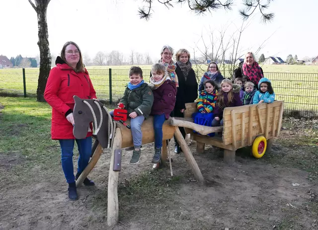 Kita-Leiterin Anja Winter (2. v. li.) freut sich gemeinsam mit den Erzieherinnen Nadine (li.) und Melanie (re.) und den Kita-Kindern über die Unterstützung der Sparkasse Harburg-Buxtehude. Rabea Scheidat (3. v. re.) und Fanny Henning (2. v. re.) übergaben die Spende über 2.500 Euro | Foto: Sparkasse Harburg-Buxtehude