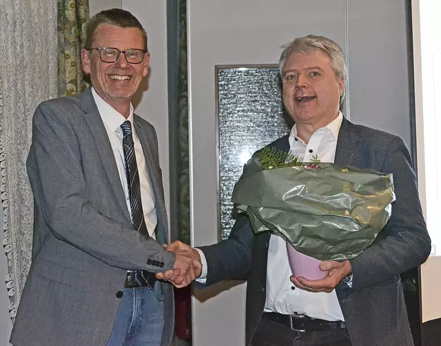 Uwe Blanck (li.) verabschiedete den vorherigen Gemeindedirektor und Tostedts Samtgemeinde-Bürgermeister Dr. Peter Dörsam