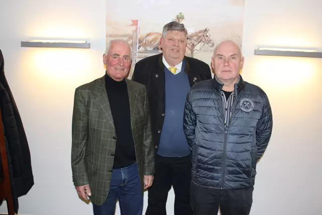 Abschied und Neubeginn bei den Pferdezüchtern (v. li.): die ausgeschiedenen Vorstandsmitglieder Henner Frahm und Jürgen Stuhtmann und der neue Zuchtausschuss-Vorsitzende Peter Beecken | Foto: ce