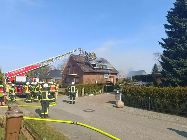 Die Löscharbeiten | Foto: Polizei Stade