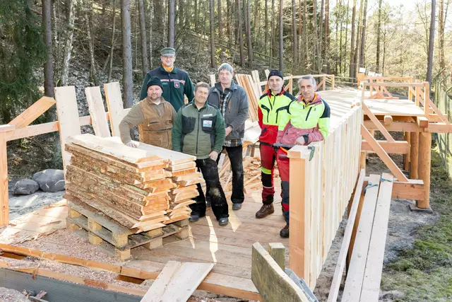 Bezirksförster Lennart Hatesohl (2. v.li.) lieferte mit seinen Mitarbeitern (v. re.) Imer und Enis Pepic das Holz für die Brücke, die Zimmerer Thomas Hauschild (3. v. re.) mit Peter Wind (4. v. re.) und Alfred Obendörfer errichtete | Foto: Wildpark / Thomas Ix
