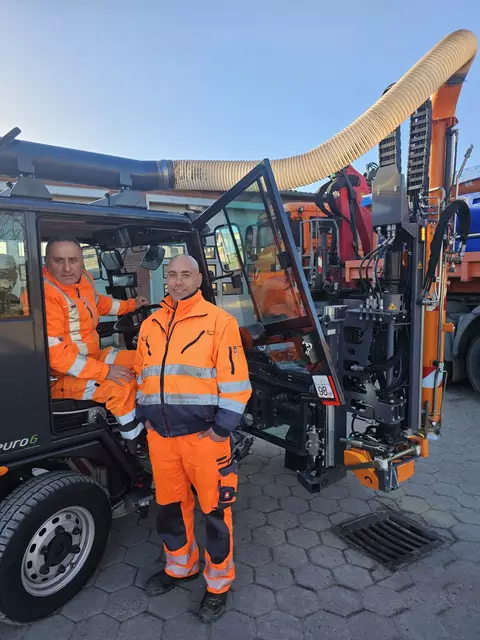 Alaa Wehbe (li.) und Andreas Gerdts mit dem Spezialfahrzeug | Foto: Stadt Buchholz