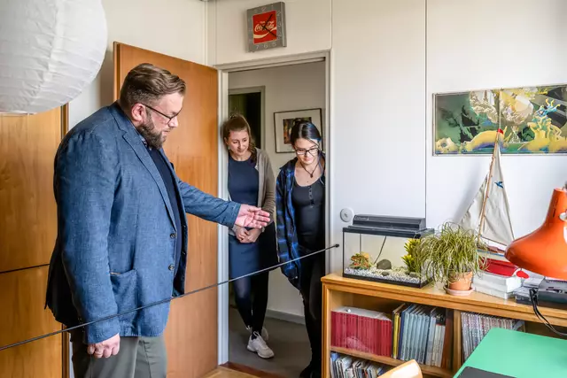 Museumsdirektor Stefan Zimmermann führt am So, 13.7. beim "Kinderfest" zusammen mit Matthias Gröll durch dessen Elternhaus - das Quelle-Fertighaus am Kiekeberg | Foto: FLMK