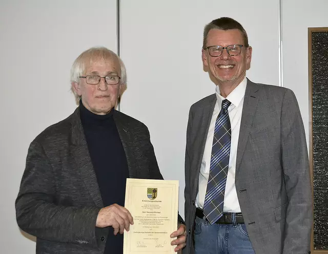 Der frühere Handeloher Bürgermeister Heinrich Richter (li.) ist jetzt stellvertretender Gemeindedirektor