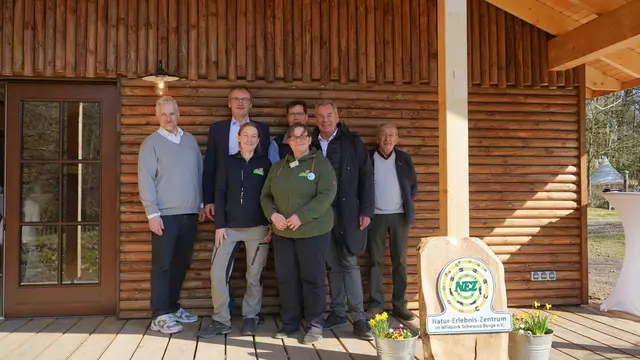 Otten, Seidler, Vaubel, Köhler, Vaubel Senior, Oßenbrügge, Jülich freuen sich über neues Schulungsgebäude  | Foto: Wildpark Schwarze Berge