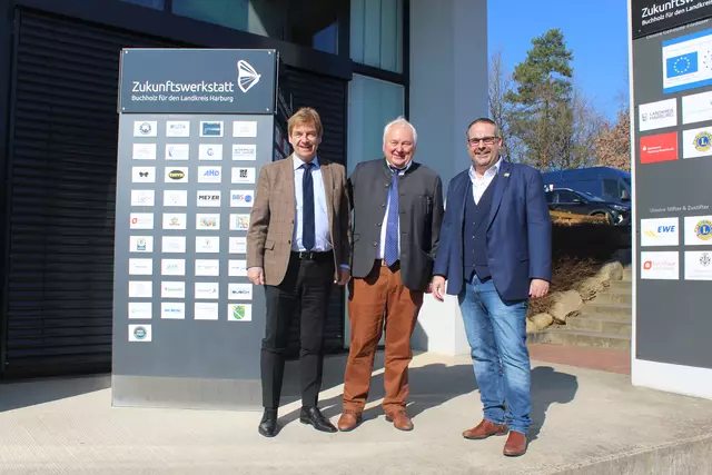 Heiner Schönecke (Mi.) mit Jan Bauer, Mitglied des Stiftungsrates der Zukunftswerkstatt Buchholz (re.) und Volker Schmidt, Hauptgeschäftsführer NiedersachsenMetall und Aufsichtsratsvorsitzender der IdeenExpo | Foto: pm