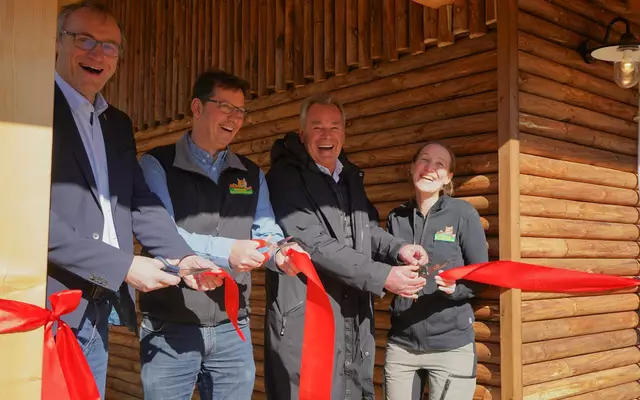 Bürgermeister Dirk Seidler (v. li.), Wildpark-Geschäftsführer Arne Vaubel, NEZ-Vorstandsmitglied Marcus Köhler und NEZ-Leiterin Svenja Oßenbrügge durchschnitten feierlich das rote Band bei der Eröffnung | Foto: Wildpark Schwarze Berge
