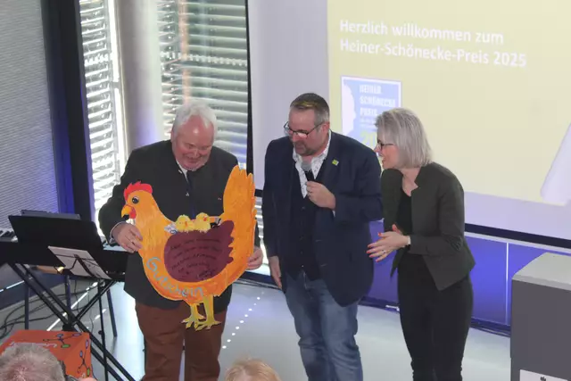 Heiner Schönecke erhielt ein "Huhn" sowie eine Einladung des GAK, sich einen Tag lang um die Schul-Hühner zu kümmern  | Foto: pm