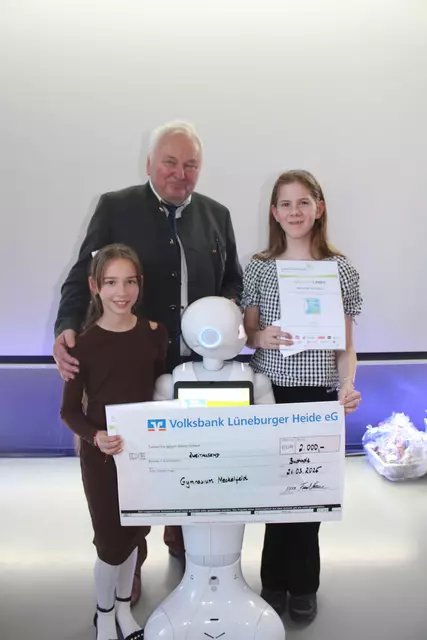 Heiner Schönecke mit Mara Tabea Warrelmann (re.) und Isabell Özdemir, die im Namen des Gymnasiums Meckelfeld den Scheck für den ersten Platz entgegennahmen | Foto: pm