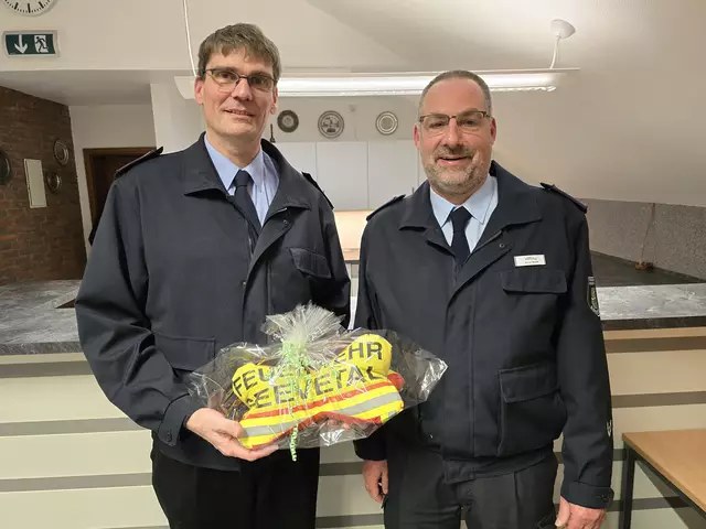 Seevetals Gemeindebrandmeister Rainer Wendt verabschiedete Michael Gauger (li.) aus den Reihen des Kommandos | Foto: Pressestelle Feuerwehr Seevetal 