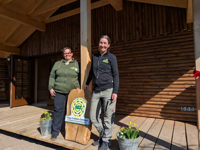 Claudia Jülich (li.) und Svenja Ößenbrügge freuen sich über die Fertigstellung des neuen Schulungsgebäudes | Foto: Wildpark Schwarze Berge