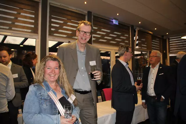 Christine Hollinde mit Karsten Meyn, im Hintergrund (re,) Stefan Conath von der Buxtehuder Wohnungsbaugenossenschaft im Gespräch mit dem Buxtehuder Stadtwerke-Chef und WVB-Schatzmeister Stefan Babis (re.)