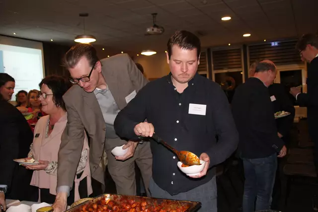 Unternehmensberater und Arbeitskreis-Medien-Sprecher Karsten Meyn und Timm Hubert (Geschäftsführer der BSV Handball-Marketing) am Buffet