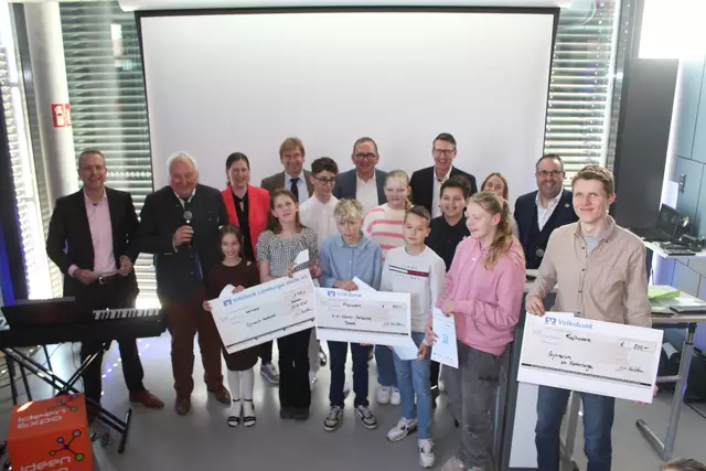 Alle Preisträger sowie Gratulanten | Foto: pm