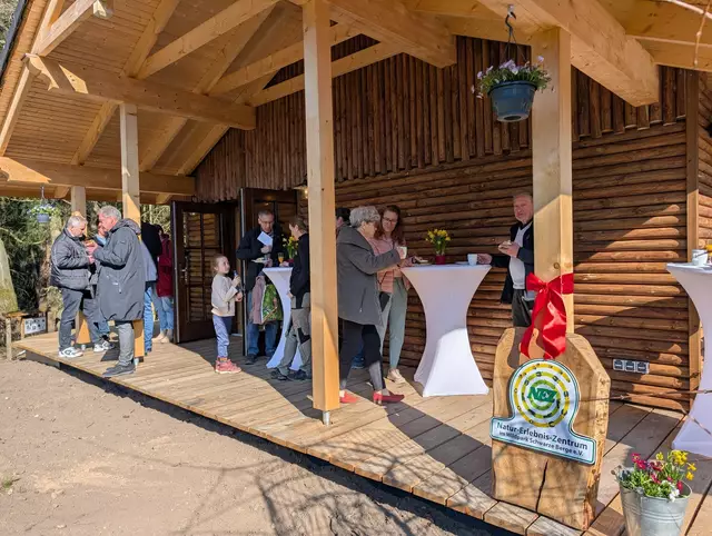 Die Veranda des neuen Schulungsgebäudes bietet viel Platz und einen direkten Blick auf die Alpakas im Wildpark | Foto: Wildpark Schwarze Berge