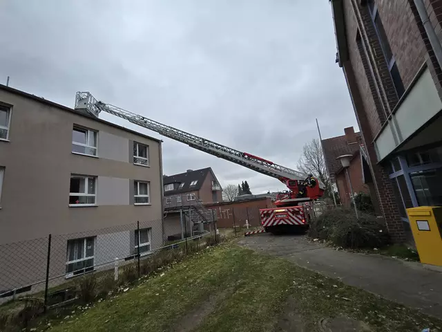Während der Übung mussten Personen über die Drehleiter, mit der Schleifkorbtrage oder anderen Mitteln gerettet und versorgt werden | Foto: Pressestelle Feuerwehr Seevetal 