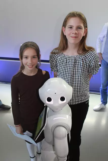 Mara Tabea Warrelmann (re.) und Isabell Özdemir vom Gymnasium Meckelfeld erhielten für ihr Projekt den ersten Platz | Foto: pm