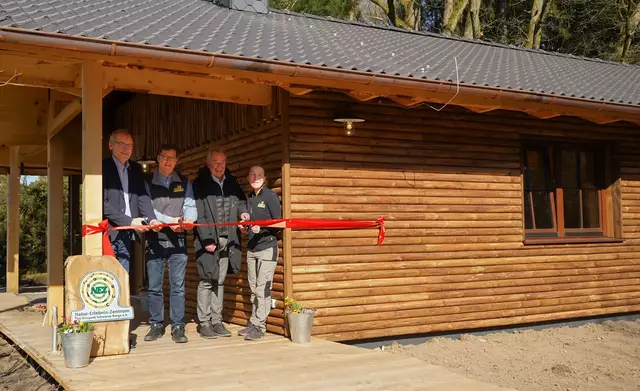 Bürgermeister Dirk Seidler (v. li.), Wildpark-Geschäftsführer Arne Vaubel, NEZ-Vorstandsmitglied Marcus Köhler und NEZ-Leiterin Svenja Oßenbrügge durchschnitten feierlich das rote Band bei der Eröffnung | Foto: Wildpark Schwarze Berge