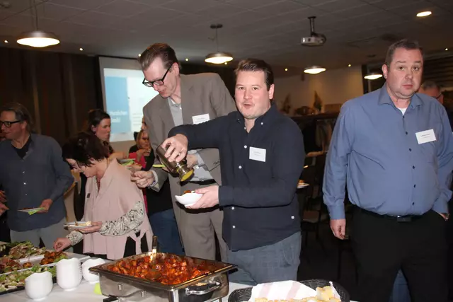 Am Buffet (v. li.): Wolfram Schäfer, Sudanne Bardenhagen, Karsten Meyn, Timm Hubert und Andreas Jentsch
