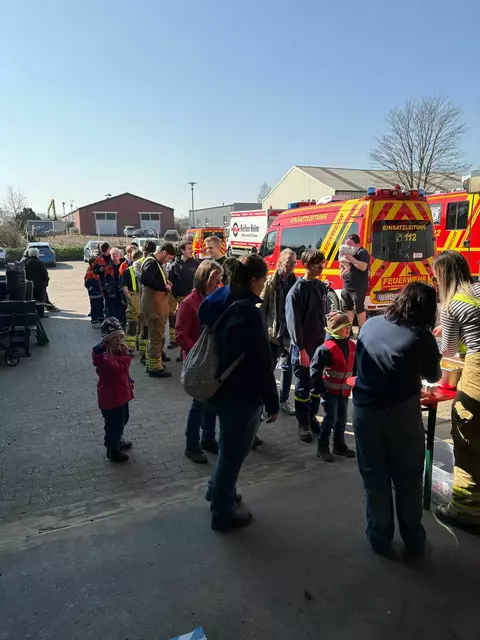 Start- und Zielpunkt war auch in diesem Jahr das Feuerwehrhaus, wo es nach der Müllsammelaktion eine Stärkung gab. | Foto: Freiwillige Feuerwehr Wiepenkathen