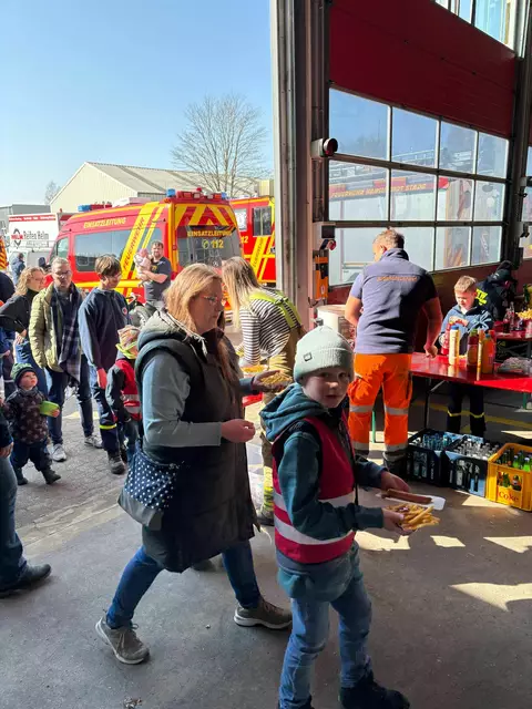 Start- und Zielpunkt war auch in diesem Jahr das Feuerwehrhaus, wo es nach der Müllsammelaktion eine Stärkung gab. | Foto: Freiwillige Feuerwehr Wiepenkathen