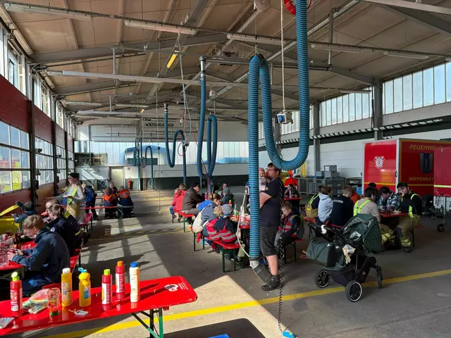 Start- und Zielpunkt war auch in diesem Jahr das Feuerwehrhaus, wo es nach der Müllsammelaktion eine Stärkung gab. | Foto: Freiwillige Feuerwehr Wiepenkathen