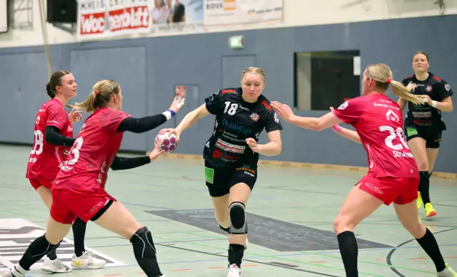 Antonia Pieczkalla (Mitte) im Ballbesitz | Foto: cc