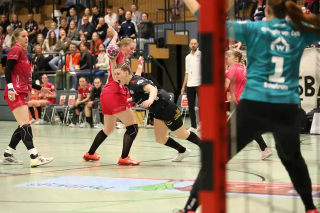 Minke van Katwijk (am Ball) hat sich erneut am gegnerischen Kreis durchgesetzt  | Foto: cc