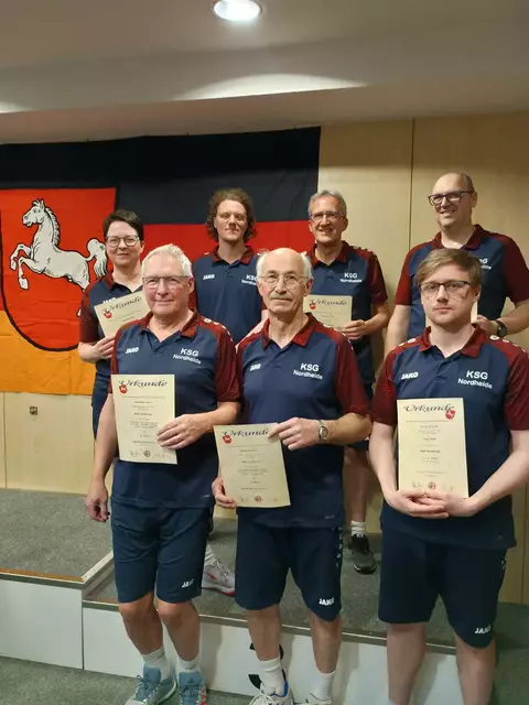 Die erfolgreichen Sportkegler, Reihe hinten (v.l.): Gisela Blanck, Björn Müller, Axel Bergmann, Jörg Pahl. Vorne (v.l.): Rainer Kühne, Wolfgang Schrötke, Lars Müller | Foto: Britta Bergmann