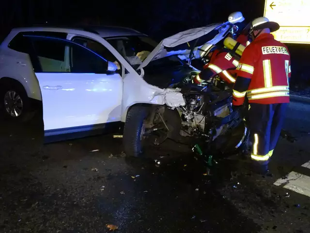 Unfallfahrzeug massiv beschädigt und sollte in Brand geraten sein. Einsatzkräfte klemmen die Batterie ab | Foto: Feuerwehr Samtgemeinde Hanstedt
