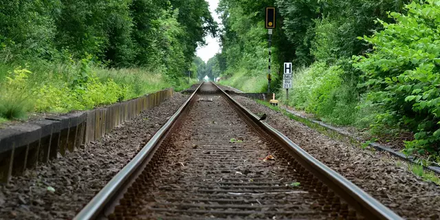 Die Moorexpress-Strecke bei Stade-Hagen: Hier sollen ab 2027 wieder Personenzüge rollen - idealerweise im Stundentakt | Foto: Daniel Beneke