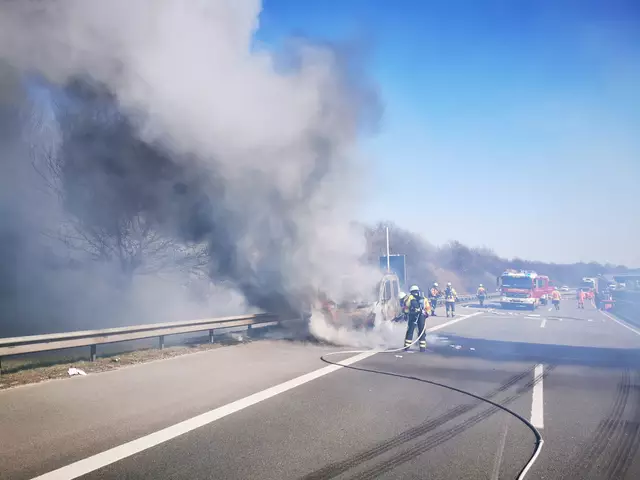 Die Feuerwehren Maschen und Hittfeld löschten am Freitagmittag einen brennenden Kleintransporter sowie die in Brand geratene Autobahnböschung auf der A 1 kurz vor Hittfeld | Foto: Remon Hirschmeier, FF Maschen
