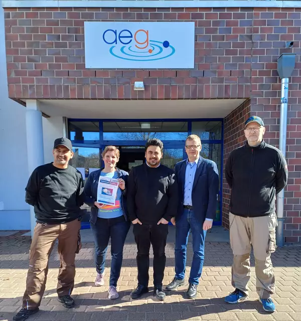 Das Team des AEG Buchholz (v. li.): Hausmeister Mustafa Ishaq, Sybille Frey, Gabriel Ponikieski, Schulleiter Andreas Wolff und Hausmeister Manfred Filter | Foto: Elena Brandt