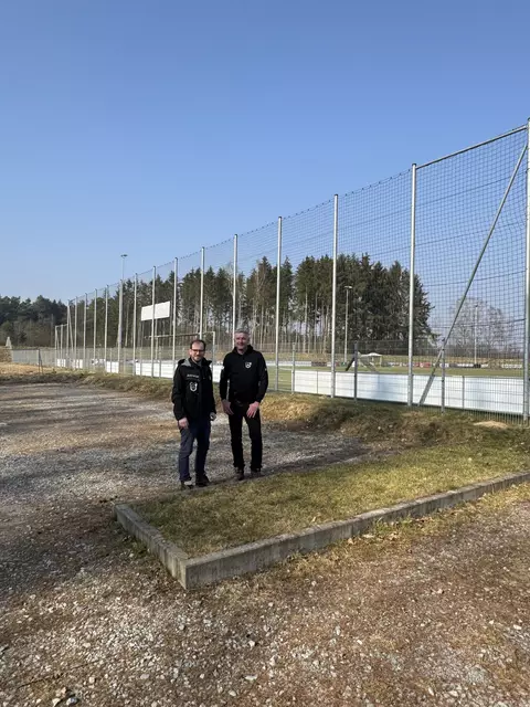 Initiator Christian Bartz (re.) und Fördervereinsvorsitzender Jörg Passlack auf dem Parkplatz der Sportanlage, wo einer der 24 Bäume gepflanzt werden soll | Foto: Sportplatz SV Holm-Seppensen