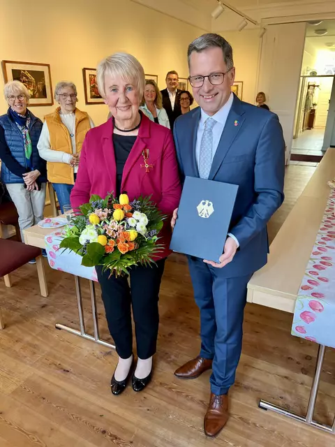 Landrat Kai Seefried händigt Lisa Sitz aus Himmelpforten das Verdienstkreuz am Bande des Verdienstordens der Bundesrepublik Deutschland aus | Foto: Landkreis Stade / Nina Dede