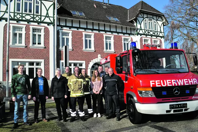 Vor dem Start in die Ukraine (v. li.): Roland und Konrad Schönberg, Samtgemeinde-Bürgermeister Dr. Peter Dörsam, Nils Renken (Feuerwehr, Samtgemeinde Tostedt), Kampens Ortsbrandmeister Carsten Behr, Gemeindebrandmeister Sven Bauer, Kim Müller von der Verwaltung, Dennis Rosien (stv. Ortsbrandmeister in Iddensen), Dr. Robert Schönberg und Samtgemeindefeuerwehr-Gerätewart Dirk Mosurat | Foto: bim
