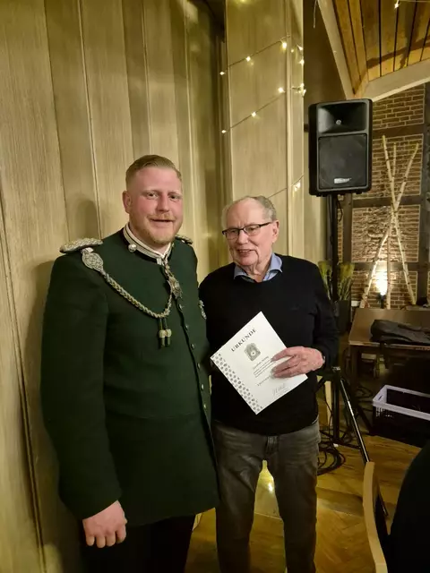 Seine Majestät Alexander "der Reisende" Rieger (li.) freut sich, Günther Aldag für 70 Jahre Mitgliedschaft ehren zu dürfen | Foto: Schützenverein Tostedt