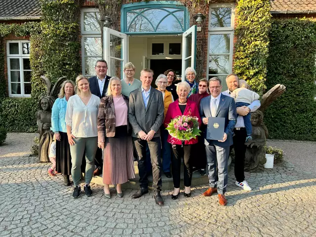 Lisa Sitz freut sich gemeinsam mit Landrat Kai Seefried und Holger Falcke, Bürgermeister der Samtgemeinde Oldendorf-Himmelpforten, sowie mit ihrer Familie und Unterstützerinnen über die Ehrung | Foto: Landkreis Stade / Nina Dede