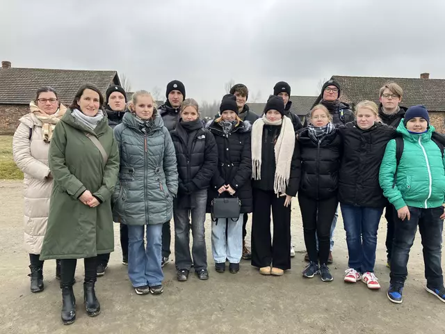 Gruppenbild der Exkursionsteilnehmer zur KZ-Gedenkstätte Ausschwitz und nach Krakau: die Lehrerinnen Juliane Kulikowski und Britta Planeth (v. li.) mit Schülerinnen und Schüler des zehnten Jahrgangs | Foto: Kulikowski/Planeth
