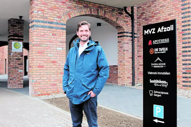 Jan-Andreas Viebrock vor dem neuen MVZ | Foto: sb