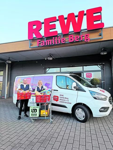 Zum Service gehört auch ein Lieferdienst. Das Foto zeigt Olga und Eugen Berg vor dem Lieferwagen | Foto: Berg