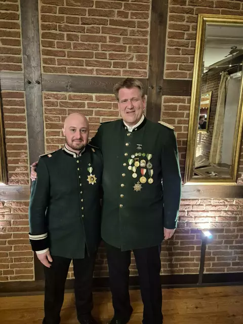 Der Alte und der Neue: Nico Tolski (li) ist neuer Vizepräsident des Tostedter Schützenvereins und löst nach zehn Jahren Rainer Kröger ab | Foto: Schützenverein Tostedt