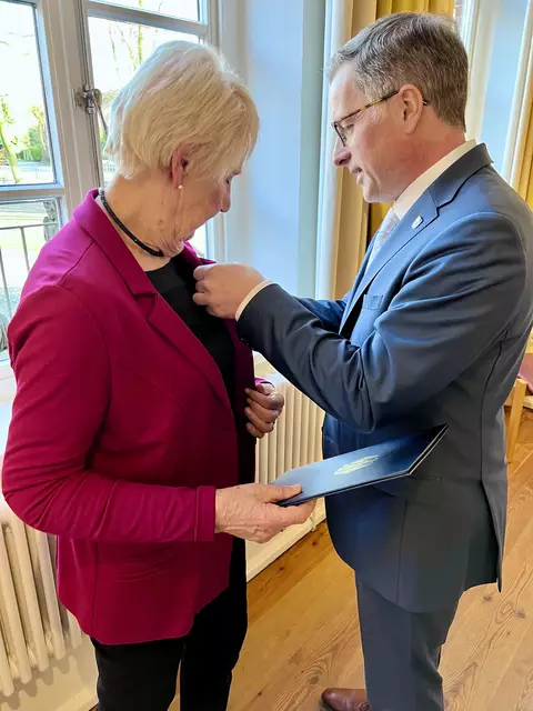 Landrat Kai Seefried händigt Lisa Sitz aus Himmelpforten das Verdienstkreuz am Bande des Verdienstordens der Bundesrepublik Deutschland aus | Foto: Landkreis Stade / Nina Dede