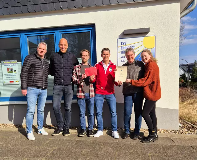 Der langjährige Spieler-, Trainer und bis letztes Jahr Spielertrainer der ehemaligen Ü32 und aktueller Leiter der Ü40 Mannschaft Bernd Kock (v.li.), der ehemalige Kapitän der Ü32 Tim Stuhsnat, stellv. Fußballobmann Tim Haenel, Jörg Hartmann, die 1. Kassenwartin Jutta Fröhlich sowie die 1. Vorsitzende Jana Thieme  | Foto: Hartmann